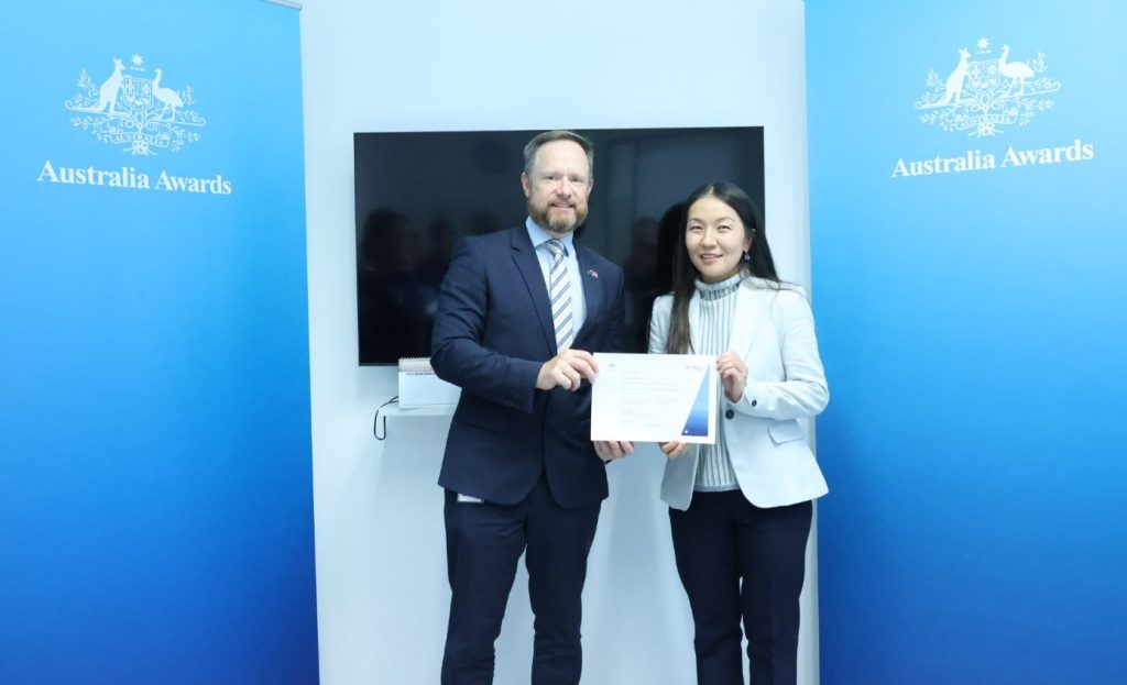 Chuluunkhuu receiving her certificate for completing the Australia Awards Regional Short Course ‘Accessing Climate Finance’ from Andrew Berryman, the Deputy Head of Mission at the Australian Embassy in Mongolia during the graduation ceremony.