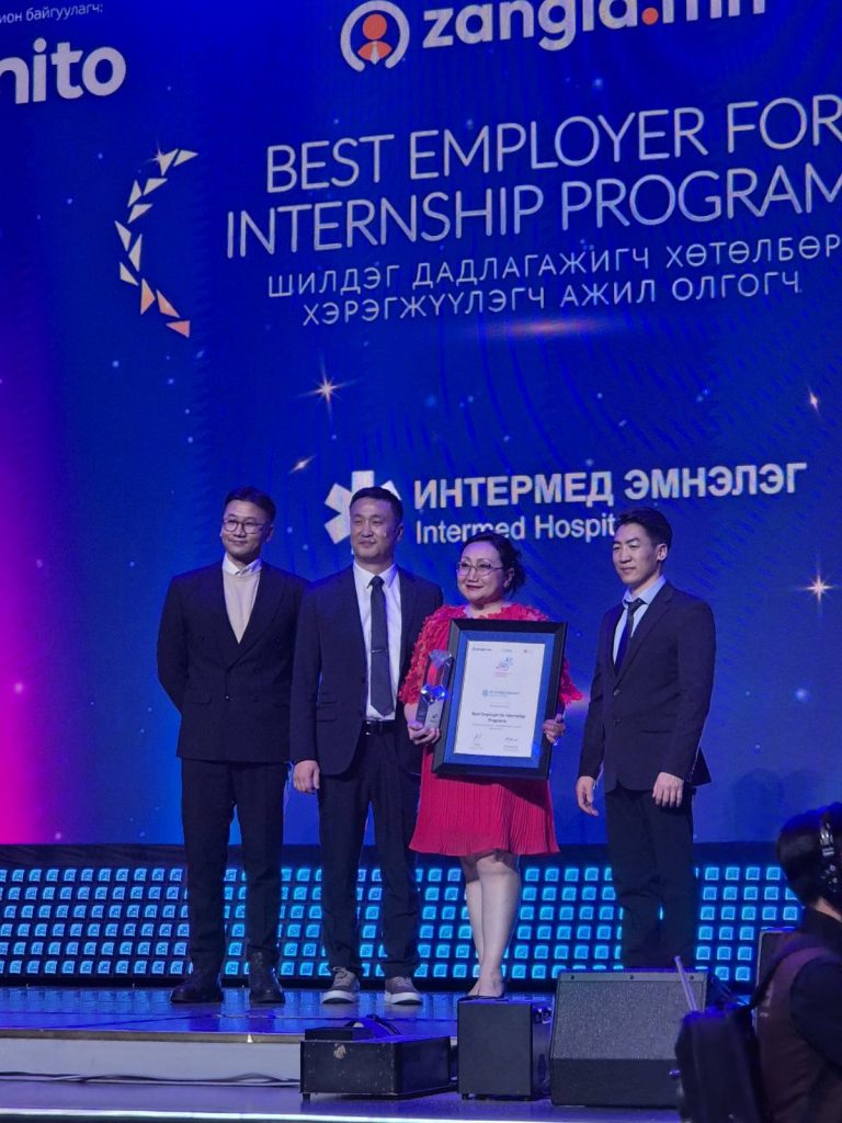 Dr Dagvadorj (second from right) and her colleagues receiving the Best Employer for Internship Programs award at the Good Workplace Awards ceremony in Ulaanbaatar, Mongolia.
